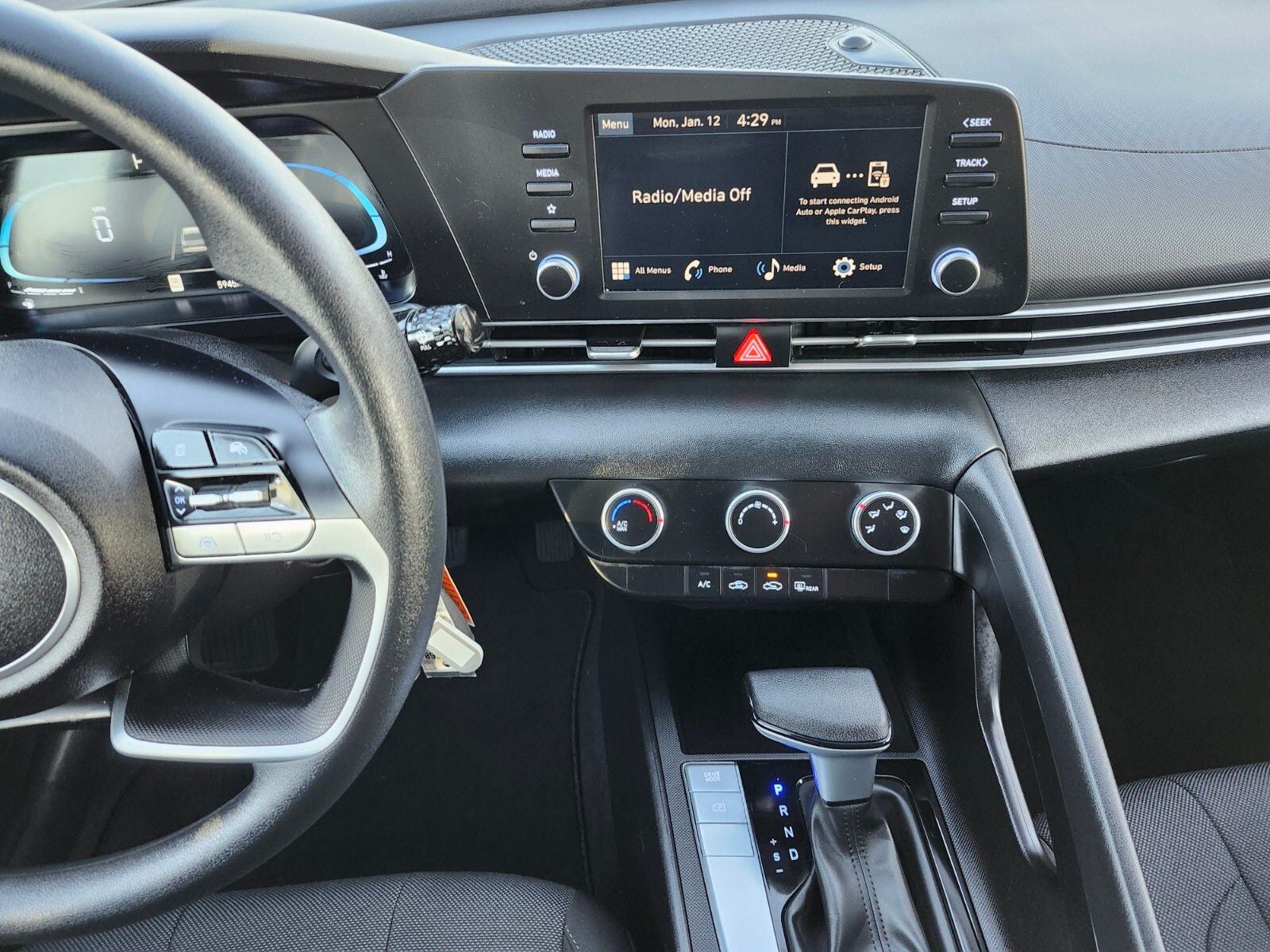 2025 Hyundai ELANTRA SE