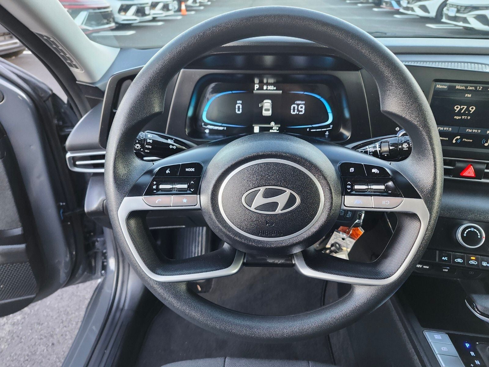 2025 Hyundai ELANTRA SE
